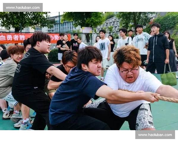 绳索紧绷呐喊震天的拔河赛场瞬间群力对决壮阔画面描写全景呈现